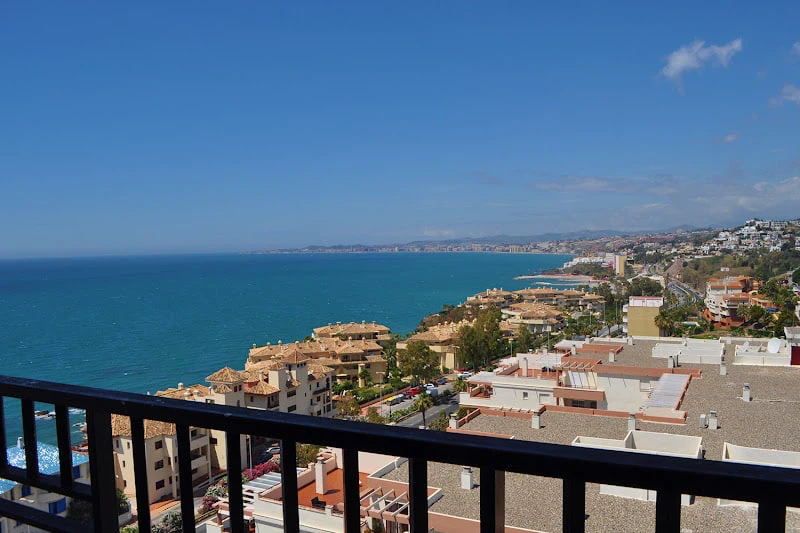 Flatotel International — twin bedroom